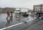 Karşı şeride geçen tır 2 araca çarptı