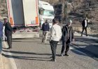 Direksiyonu kilitlenen tır yolu kapattı
