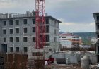 Ücretlerini alamadıklarını iddia eden işçiler kule vince çıktı