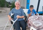 Başıboş köpeklerin kovaladığı anne-oğul düşerek yaralandı