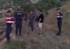 Kovalarla su taşıyan köylüler yangını söndürdü
