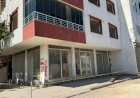 Hasarlı bina deprem sonrası korkuttu
