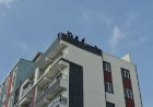 İşçiler binanın çatısında eylem yaptı
