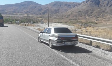 Bariyerlere çarpan otomobilde maddi hasar meydana