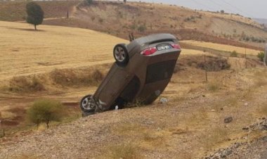 Hafif ticari araçla çarpışan otomobil takla attı