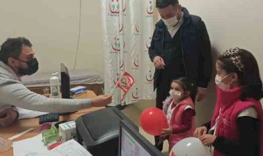 Doktor tedaviye gelen çocuklara Türk Bayrağı hediye etti