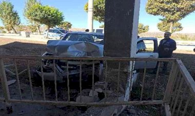 Tekeri patlayan kamyonet ikametin balkonuna girdi