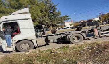 Tırın çarptığı anne ve bebeği yaralandı