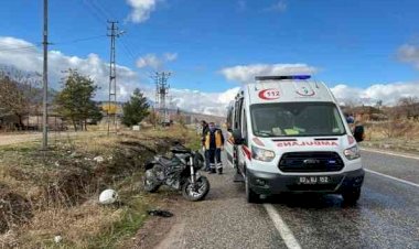 Yan yatan motosiklet sürücüsü yaralandı