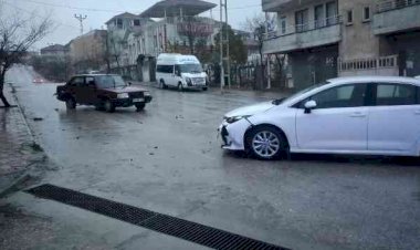 Otomobiller çarpıştı: 3 yaralı