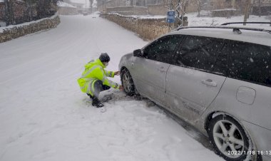 Jandarma yolda kalan araçlara zincir taktı