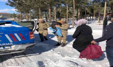 Hasta çocuğun yardımına jandarma yetişti