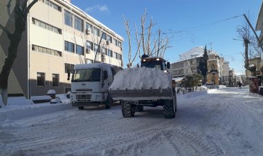 Gölbaşında Belediye karları temizliyor