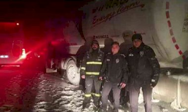 Karlı yolda kalanlara polis yakıt yetiştirdi