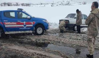 Jandarma ekipleri araçlarıyla mahsur kalanları kurtardı