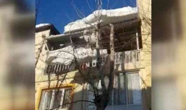 Tonlarca kar kütlesi saniyeler içerisinde çatıdan düştü