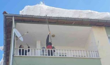 Gölbaşı itfaiyesi çatılardaki karları temizliyor