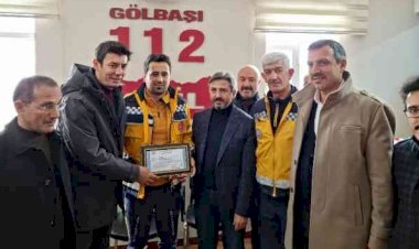 Yaşlı kadını sırtında taşıyan sağlık görevlisine başarı belgesi verildi