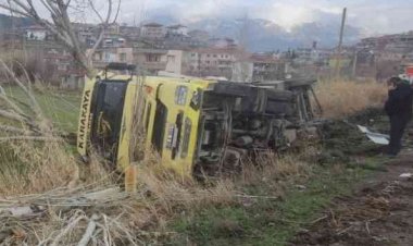 Gölbaşı'nda hurda yüklü tır devrildi