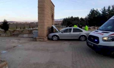 Duvara çarpan otomobildeki 2 kişi yaralandı