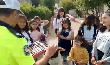 Bölge trafik polis ekipleri çocukların bayramını kutladı