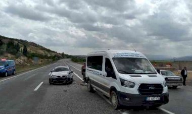 Otomobil ile minibüs çarpıştı: 2 yaralı