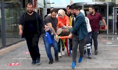 Cam korkulukları aşarak kendisini boşluğa bıraktı .