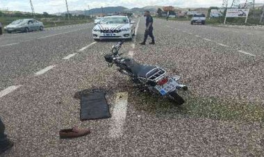 Motosiklet ile minibüs çarpıştı: 2 yaralı