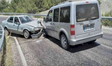 Otomobil ile hafif ticari araç kafa kafaya çarpıştı: 2 yaralı