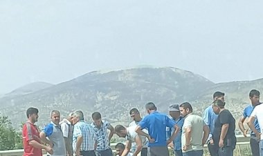 Kendini araçların önüne attı