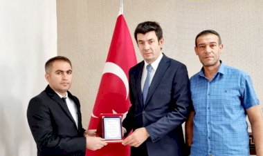 Kaymakam Ayrancı Ankette En Başarılı Kurum Olan Sosyal Hizmetler Müdürlüğü'ne Plaket  Takdim Etti