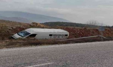 Minibüs şarampole devrildi: 2 yaralı