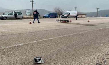 Hafif ticari araç ile motosiklet çarpıştı: 2 yaralı