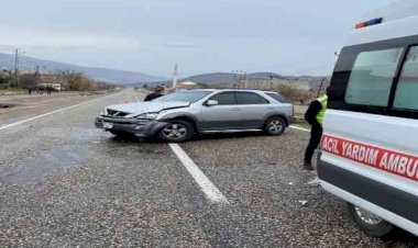 Otomobil refüje çarpıp karşı şeride geçti: 1 yaralı