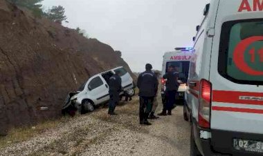 Hafif ticari araç şarampole devrildi: 3 yaralı