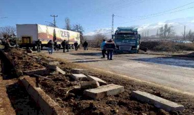 Makas kıran tır trafiği kilitledi