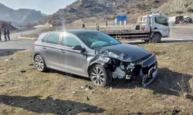 Otomobil ile minibüs çarpıştı: 2 yaralı