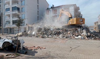 Gölbaşında Hasarlı binalar bir bir yıkılıyor