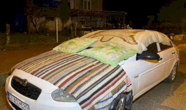 Dolu yağışına karşı araçlara battaniye ve yorganlı önlem