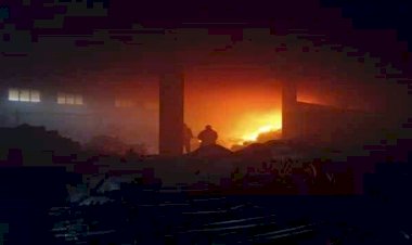 Yardım malzemelerinin bulunduğu depoda yangın çıktı