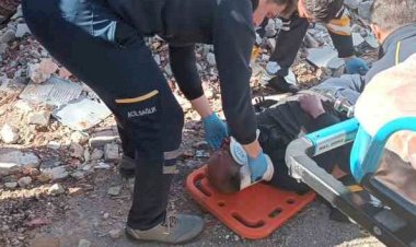 Yıkılan binaların fotoğrafını çekmek isterken minibüs çarptı