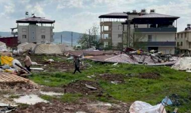 Kahramanmaraş Pazarcık'ta fırtına çatıları uçurdu: 4 yaralı