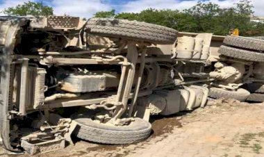 Hafriyat kamyonu devrildi