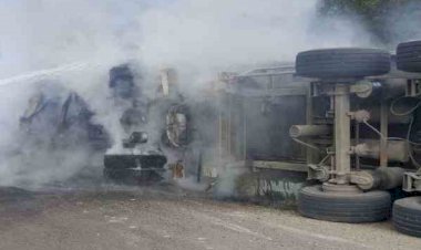 Devrilen tırın sürücüsü çıkan yangında hayatını kaybetti