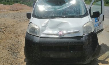 Yön levhasına çarpan araç sürücüsü yaralandı