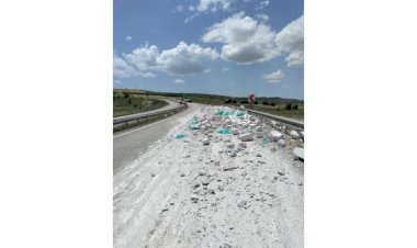 Tırdan dökülen inşaat malzemeleri yola saçıldı