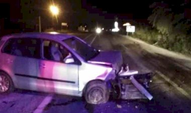 Otomobil refüje çarptı: 2 yaralı