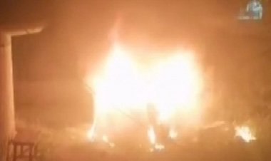 Park halindeki minibüs alev alev yandı