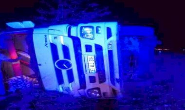 Şarampole devrilen tırın sürücüsü yaralandı