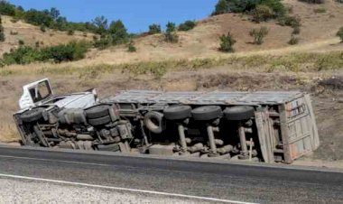 Şarampole devrilen tırın sürücüsü yaralandı